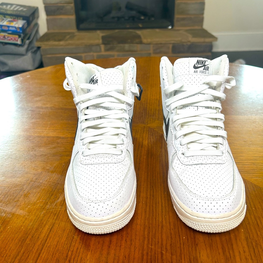 Air Force 1 Hi GS One ‘White Black’
- Condition: Used 7/10
- Size: 7